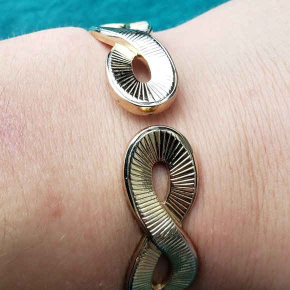 2/20$ Vintage Monet gold tone bracelet - Picture 3 of 8